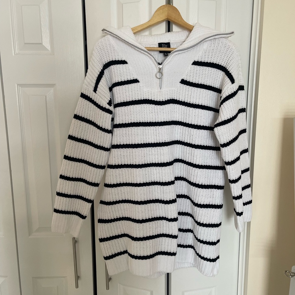 Derek Heart Striped White and Black Knitted Sweater
